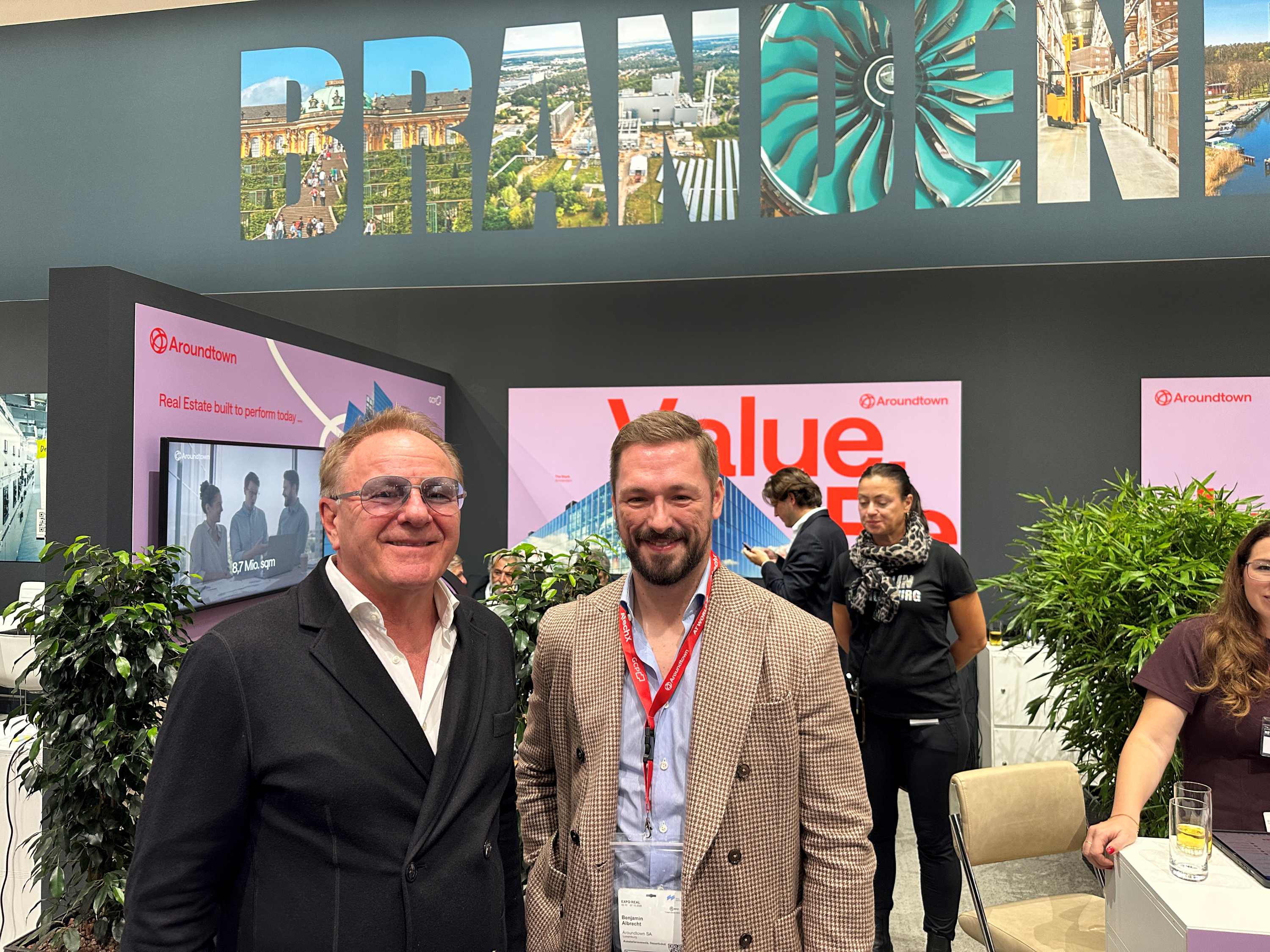 Herbert Dzial (l.) von der HD Gruppe und Benjamin Albrecht von Aroundtown im Austausch auf der EXPO REAL 2026 | BERLINboxx